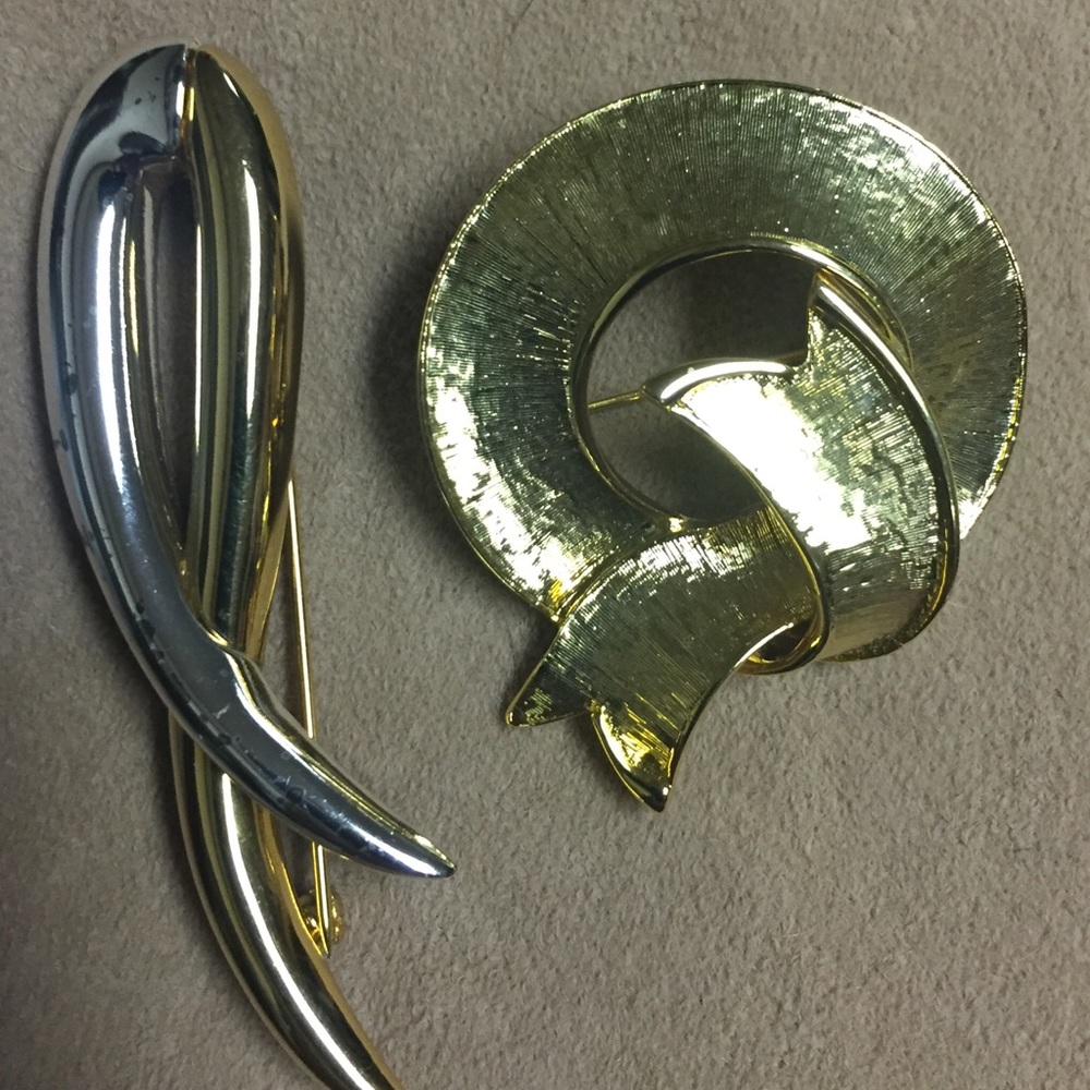 Set of brooches